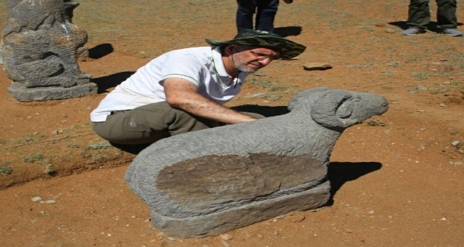 Prof. Dr. Ceylan: “Atbaşı mezar taşları defineciler tarafından yok ediliyor”