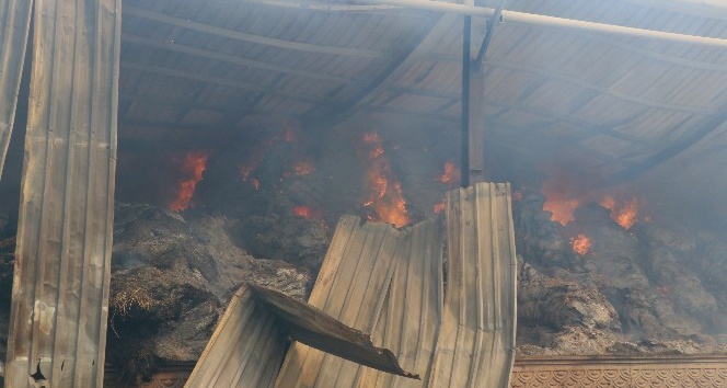 Aksaray’daki yem fabrikası ve yonca deposu yanmaya devam ediyor