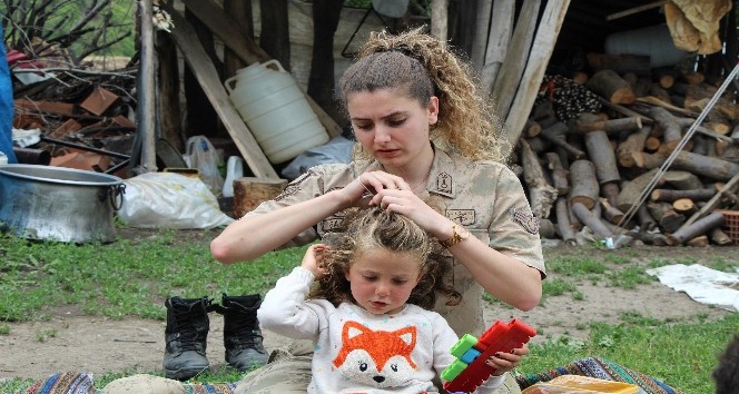Kadın Mehmetçik, depremzede çocuklara abla oldu