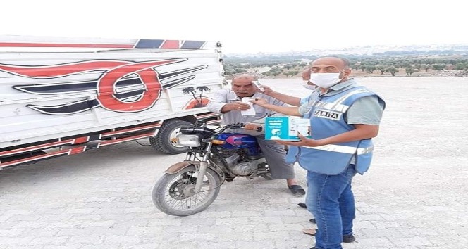 Hayvan pazarında gelenlerin ateşi ölçülüp maske veriliyor