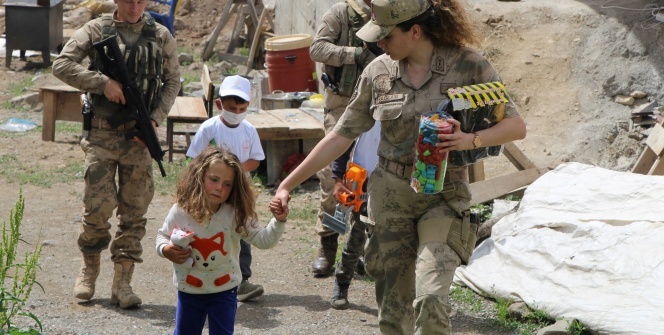 Kadın Mehmetçik, depremzede çocuklara abla oldu