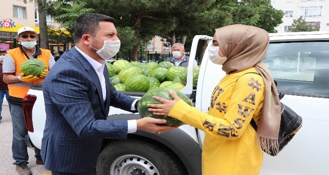 Nevşehir Belediye Başkanı Arı, LGS’ye girecek öğrencilere karpuz dağıttı