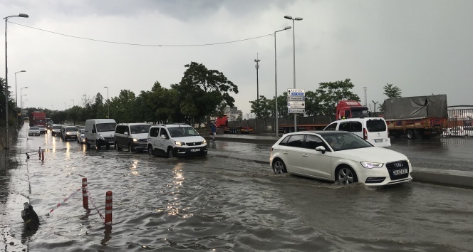 İstanbul'da sağanak yağmur etkili oldu, Harem Sahil yolunu su bastı