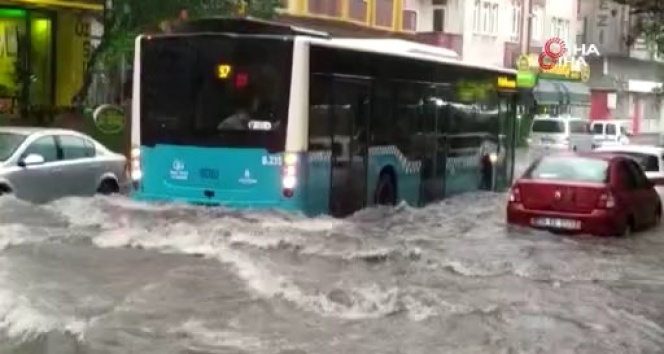 Sağanak yağış İstanbul'u felç etti