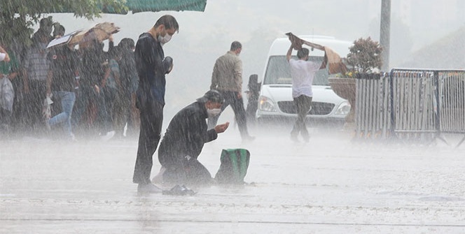 Sağanak yağmur altında korona virüs tedbirli 4. cuma namazı