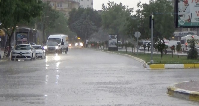 Aksaray’da vatandaşlar şiddetli sağanak yağmura hazırlıksız yakalandı