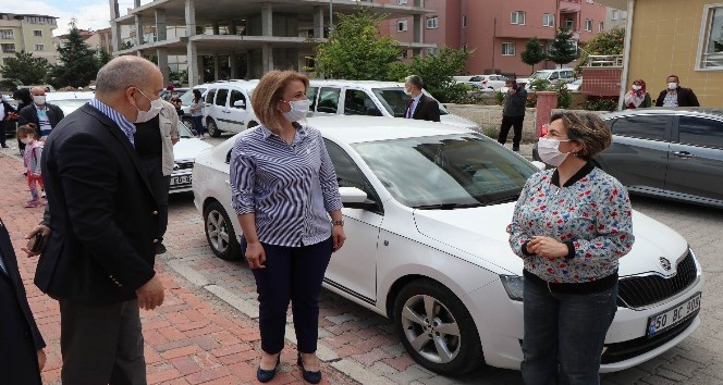 Vali Becel, LGS’de çocuklarını bekleyen aileleri ziyaret etti