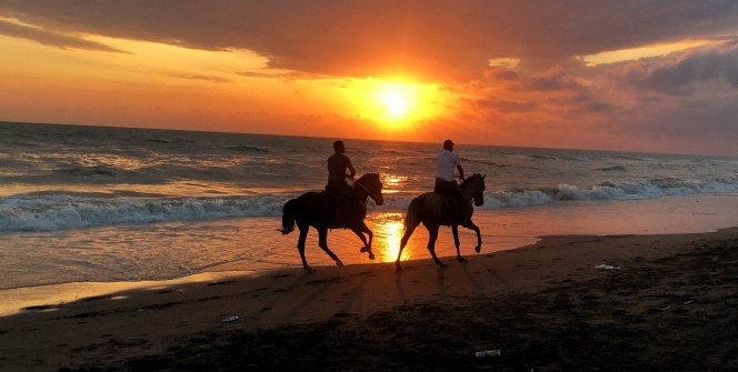 Hatay’ın Samandağ ilçesi sahilinde gün batımı manzarası görenleri mest etti