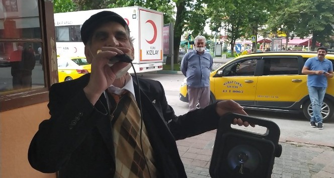 Söylediği yanık türküler, dinleyenleri mest ediyor