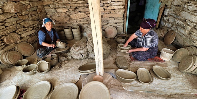 Bu mahalledekiler yüzlerce yıldır geçimlerini çömlek yaparak sağlıyor