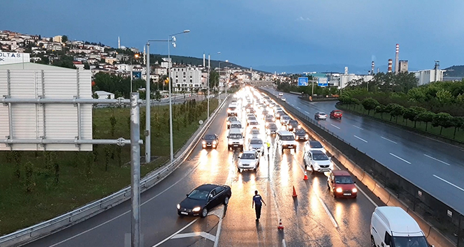 Sel sularının bastığı D100 Karayolu'nda kilometrelerce uzunlukta kuyruk oluştu