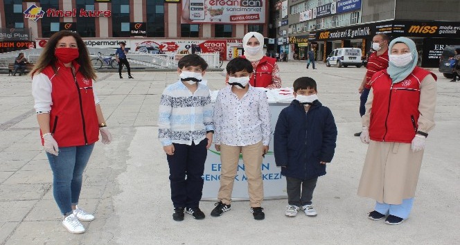Erzincan’da çocuklara özel tasarım maske