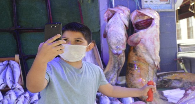 Satıcısından uzun yayın balığı vatandaşın ilgi odağı oldu