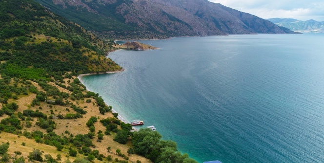 Van Gölü’nün saklı koyları ziyaretçilerini mest ediyor