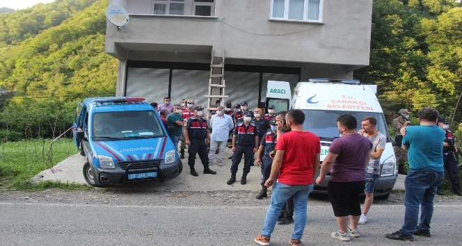 İntihar etmeden önce karısını birçok yerinden bıçaklayarak öldürmüş
