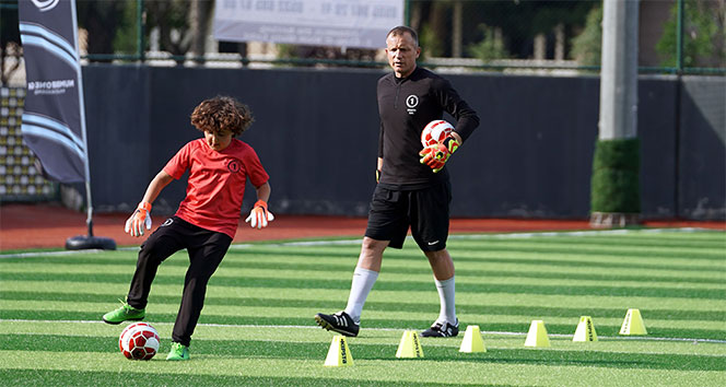 Serdar Kulbilge kaleci akademisi açtı
