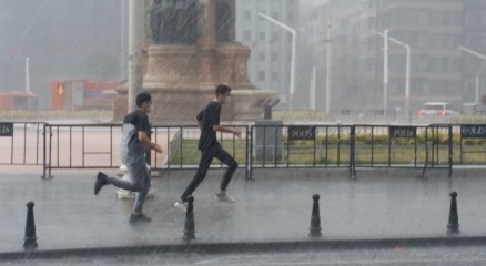 Meteoroloji uyardı: İstanbulda şiddetli yağmur