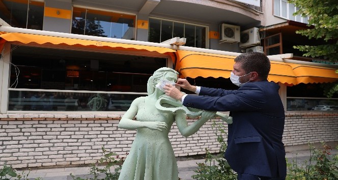 Burdur’da heykeller maskelendirildi