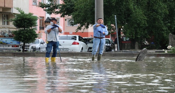 Bolu’da 15 dakika süren sağanak yağmur hayatı felç etti
