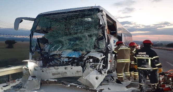 Yolcu otobüsü kamyona arkadan çarptı: 2 ölü, 18 yaralı