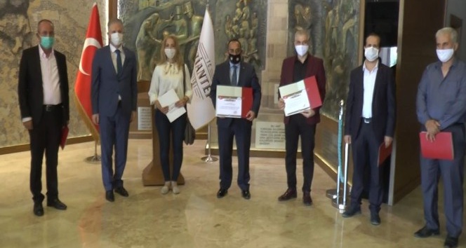 Salgın sürecinde gönüllü görev alan Suriyeli doktorlara plaket verildi
