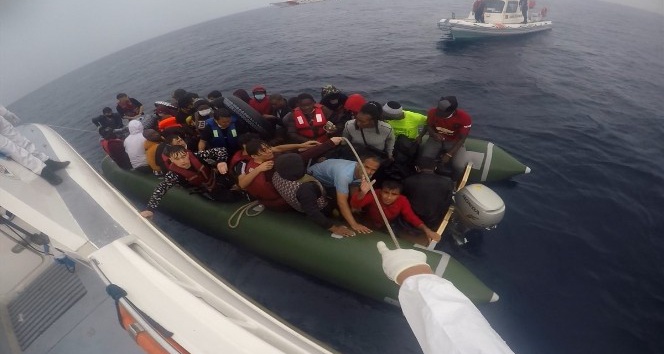 Yunanlılar tarafından Türk karasularına geri itilen 45 kaçak göçmen kurtarıldı