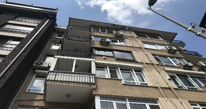 Kadıköy’de intihara teşebbüs anı kamerada