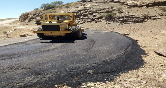 Sason’da bozuk köy yolları onarılıyor
