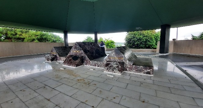 Yassıada Kararları’nın “yok” sayılmasının ardından maktul ile katil’in mezarları böyle görüntülendi