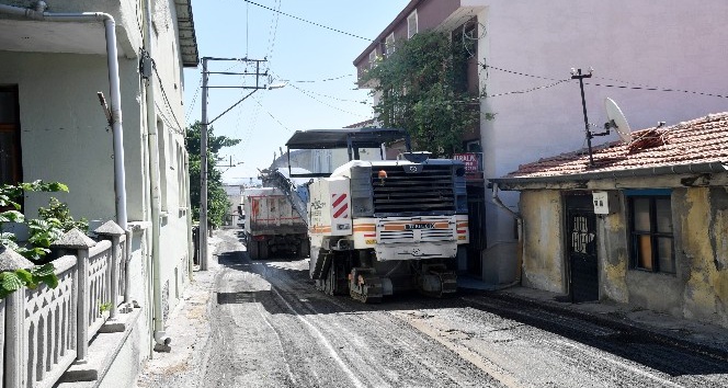 Isparta Belediyesi 30 yıldır asfalt görmeyen mahallelerde çalışma yapıyor