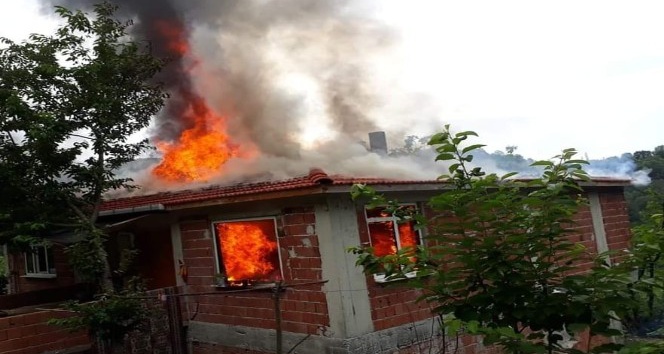 Sinop’ta yanan ev kullanılmaz hale geldi