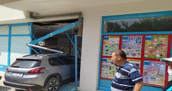 Bolu’da kontrolden çıkan otomobil markete girdi: 3 yaralı