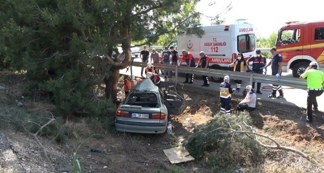 Kontrolden çıkan otomobil orta refüjdeki ağaca çarptı: 3 yaralı