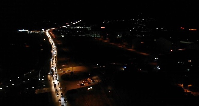 43 ilin geçiş güzergahındaki trafik yoğunluğu havadan görüntülendi