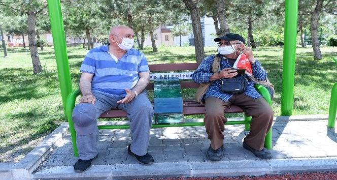 Mamak’ta parklara sosyal mesafe düzeni