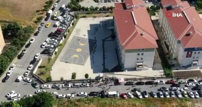 Okul önlerindeki araç yoğunluğu havadan görüntülendi
