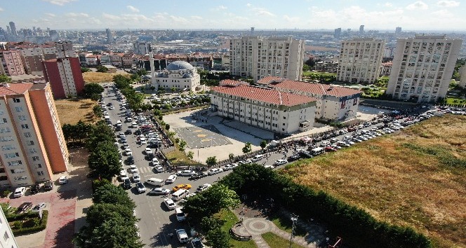 Okul önlerindeki araç yoğunluğu havadan görüntülendi