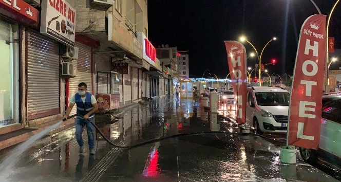 Cizre’de korona virüse karşı cadde ve kaldırımlar yıkanıyor