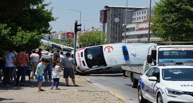 Aydın’da ambulans devrildi, 6 yaralı