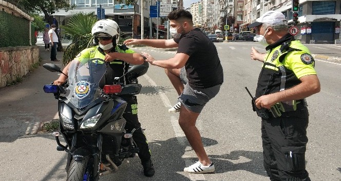Polis sınava alınmayan genci motosikletle son saniyede sınava yetiştirdi