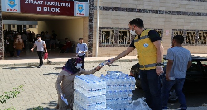 Sınava giren öğrencilere su dağıtıldı