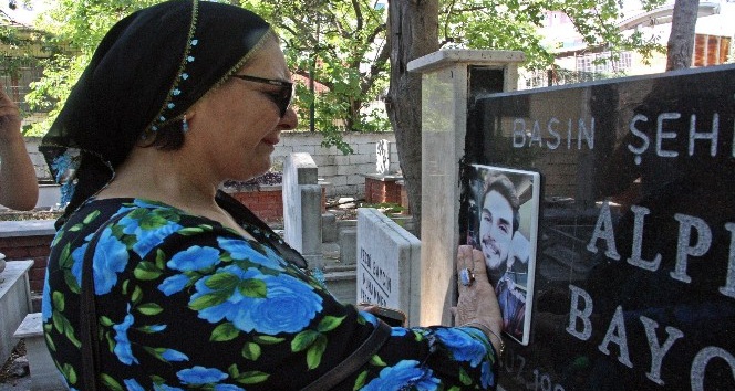 Dominik Cumhuriyeti’nde öldürülen kameraman Alper Baycın’ın annesi ve babası, oğullarının vefatının 2. yıl dönümünde mezarı başında gözyaşı döktü