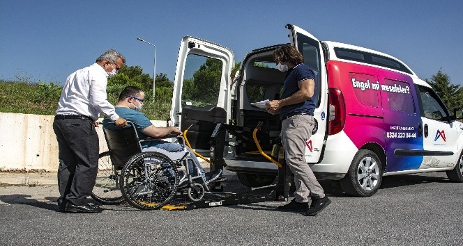 Engelli gençler YKS’ye belediye ekiplerince götürüldü