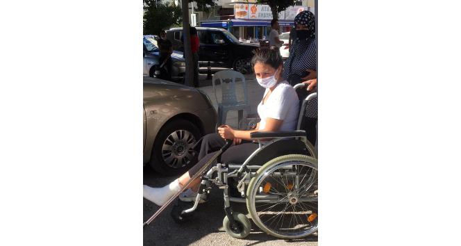 YKS öncesi ayağı kırılan öğrenci tekerlekli sandalyeyle sınava götürüldü