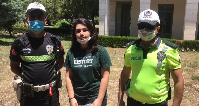 Kimliğini kaybeden öğrencinin yardımına polis yetişti
