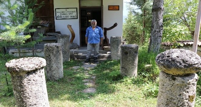(Özel) Çevreden topladığı tarihi kalıntılarla köyde müze açtı