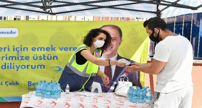 Beylikdüzü Belediyesi YKS’de öğrencilere maske ve su dağıttı