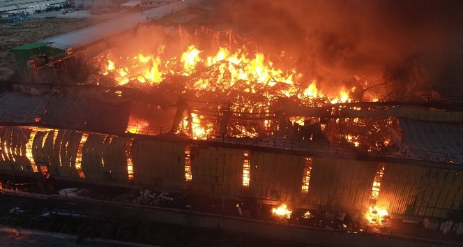 Adana’da nişasta fabrikası alev alev yanıyor