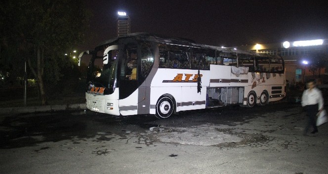 İzmir’de park halindeki yolcu otobüsü alev alev yandı