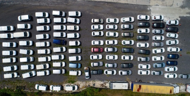 Servet değerindeki otomobiller çürümeye terk edildi